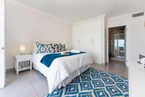 Giường trong phòng chung tại 3 Skiathos- Stylish apartment with Breaker Views(no loadshedding) +26 ảnh
