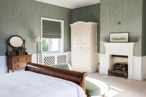 En eller flere senge i et værelse på Royal Racing Retreat in Newmarket