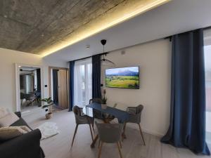 TV a/nebo společenská místnost v ubytování USTROŃ RESIDENCE by VillaOlimpijska2