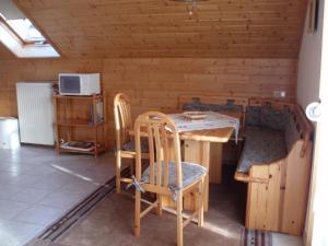 eine Küche mit einem Tisch und Stühlen im Zimmer in der Unterkunft Ferienwohnung Anna Scheid in Kelberg