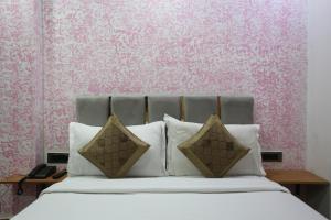 Postel nebo postele na pokoji v ubytování Hotel Twamev Couple Friendly Laxmi Nagar