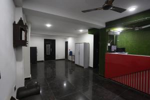 TV a/nebo společenská místnost v ubytování Hotel Twamev Couple Friendly Laxmi Nagar