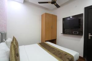Postel nebo postele na pokoji v ubytování Hotel Twamev Couple Friendly Laxmi Nagar