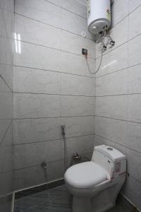 Koupelna v ubytování Hotel Twamev Couple Friendly Laxmi Nagar