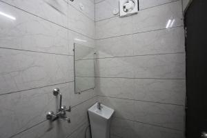 Koupelna v ubytování Hotel Twamev Couple Friendly Laxmi Nagar