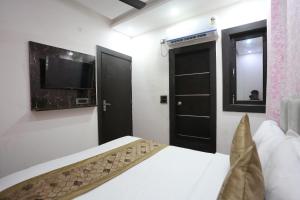 Postel nebo postele na pokoji v ubytování Hotel Twamev Couple Friendly Laxmi Nagar