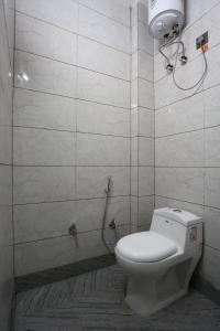 Koupelna v ubytování Hotel Twamev Couple Friendly Laxmi Nagar