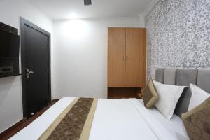 Postel nebo postele na pokoji v ubytování Hotel Twamev Couple Friendly Laxmi Nagar
