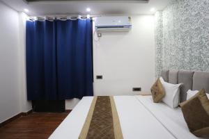Postel nebo postele na pokoji v ubytování Hotel Twamev Couple Friendly Laxmi Nagar