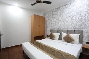 Postel nebo postele na pokoji v ubytování Hotel Twamev Couple Friendly Laxmi Nagar