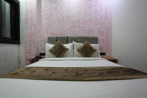 Postel nebo postele na pokoji v ubytování Hotel Twamev Couple Friendly Laxmi Nagar
