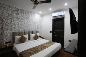 Postel nebo postele na pokoji v ubytování Hotel Twamev Couple Friendly Laxmi Nagar
