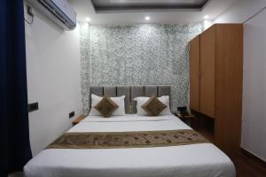 Postel nebo postele na pokoji v ubytování Hotel Twamev Couple Friendly Laxmi Nagar + 37 fotografií