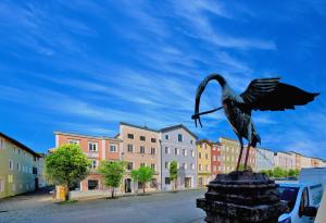 una estatua de un pájaro sentado en la parte superior de un edificio en Ferienwohnung zwischen Burghausen und Salzburg Familie, en Tittmoning 3 fotos más