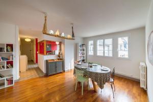 a kitchen and dining room with a table and chairs at L'Averia - Appartement spacieux en hypercentre in Blois