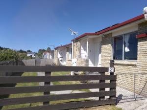 WaratahにあるWaratah Waterfall Retreat Unit1 Free WiFi & Free Pay TVの家の前の木の柵