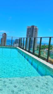 una piscina en la azotea de un edificio en Turismo & Business ! Piscina com vista mar, rooftop, academia e praia, en Salvador
