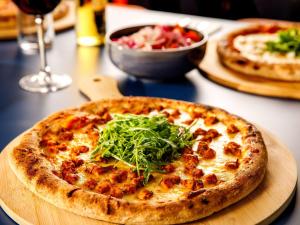 霍尔ibis budget Manchester Airport T2的桌上的木板上的比萨饼