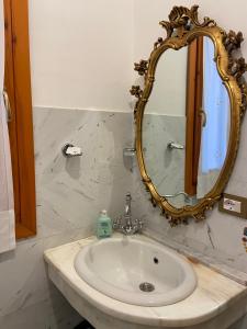 un baño con lavabo y espejo en Agriturismo Cavendo Tutus, en Roma