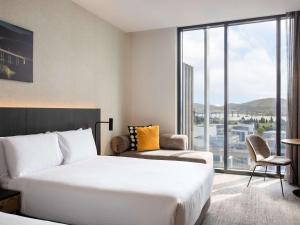 Postel nebo postele na pokoji v ubytování Mövenpick Hotel Hobart