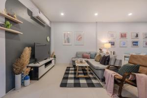 una sala de estar con un sofá y una mesa en RB01 Chatuchak, Netflix, SpeedNet, Bts,mrt, 10Pax, en Bangkok