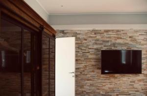 A television and/or entertainment centre at B&B San Paolo Sweethome