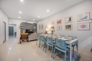 Un comedor con una mesa y sillas azules. en RB01 Chatuchak, Netflix, SpeedNet, Bts,mrt, 10Pax, en Bangkok