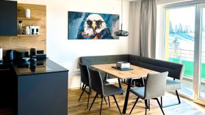 KanzelhöheChalet1500 Apartment Gerlitzen - Ski in-Ski out!的厨房兼餐厅，配有桌椅