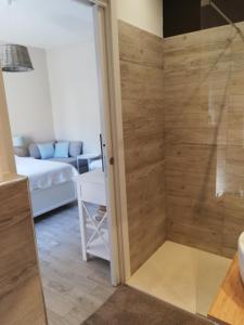 une salle de bain avec une douche avec une porte vitrée dans l'établissement Romeo&Juli, à Monterosso al Mare 13 autres photos