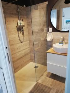 une salle de bain avec douche et lavabo dans l'établissement Romeo&Juli, à Monterosso al Mare