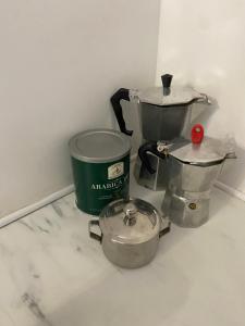 Un grupo de electrodomésticos de cocina sobre una encimera en Agriturismo Cavendo Tutus, en Roma 14 fotos más