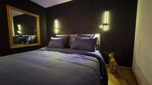 Postel nebo postele na pokoji v ubytování Love room La parenthèse enchantée