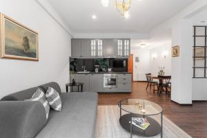 un soggiorno con un divano e un tavolo di Unique apartment next to Acropolis and metro ad Atene