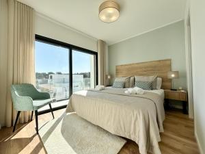 Un dormitorio con una cama y una silla y una ventana. en Casa da Lagoa - By SCH, en Foz do Arelho 40 fotos más