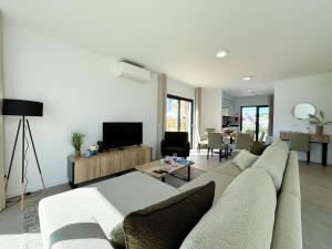 Una sala de estar con un sofá y un televisor. en Casa da Lagoa - By SCH, en Foz do Arelho