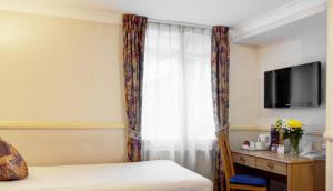 Postel nebo postele na pokoji v ubytování Berjaya Eden Park London Hotel