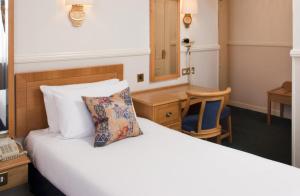 Postel nebo postele na pokoji v ubytování Berjaya Eden Park London Hotel