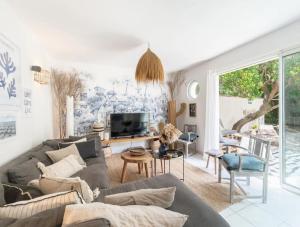 Posezení v ubytování maison de l'arbousier