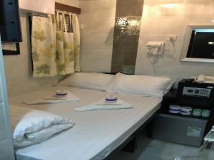 Un pat sau paturi într-o cameră la Skycity Hostel