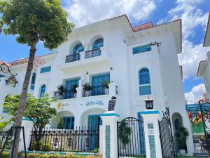 un bâtiment blanc avec un arbre devant lui dans l'établissement HT Sea Villa - 7 Bed Rooms, à Hạ Long