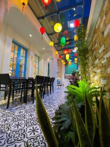 une pièce avec des tables et des chaises, des lumières et des plantes dans l'établissement HT Sea Villa - 7 Bed Rooms, à Hạ Long