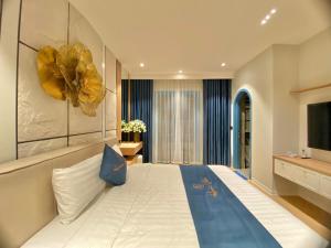 - une chambre avec un grand lit blanc et une couverture bleue dans l'établissement HT Sea Villa - 7 Bed Rooms, à Hạ Long 28 autres photos