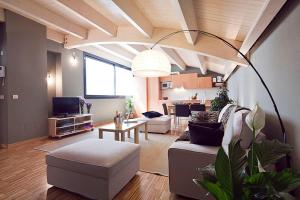 バルセロナにあるMy Space Barcelona Executive Apartments Centerのリビングルーム(ソファ、テーブル付)