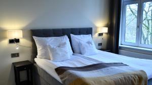 Rúm í herbergi á Home Hotel Norre Park