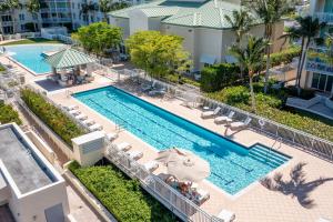 an overhead view of a pool at a resort at The Beachy Blues Suite - Casa Costa 308S Studio, Pools, Jacuzzi, Beach, Shops & Dog Friendly in Boynton Beach