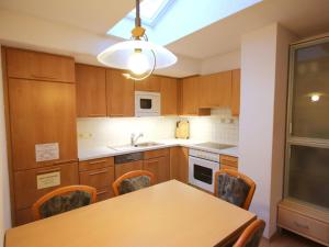 Kuchyňa alebo kuchynka v ubytovaní Apartment Krismer by Interhome + 29 fotografií