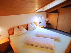 Posteľ alebo postele v izbe v ubytovaní Apartment Krismer by Interhome