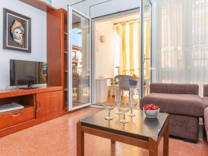 Televízia a/alebo spoločenská miestnosť v ubytovaní Apartment Edificio Garcomar I by Interhome