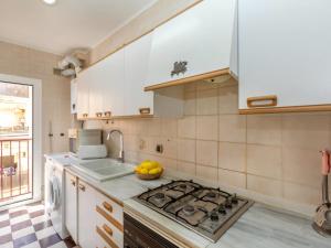Kuchyňa alebo kuchynka v ubytovaní Apartment Edificio Garcomar I by Interhome