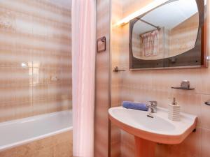 Kúpeľňa v ubytovaní Apartment Edificio Garcomar I by Interhome